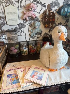 EUC VINTAGE Worlds of Wonder Talking Mother Goose animatronic plush toy from 198